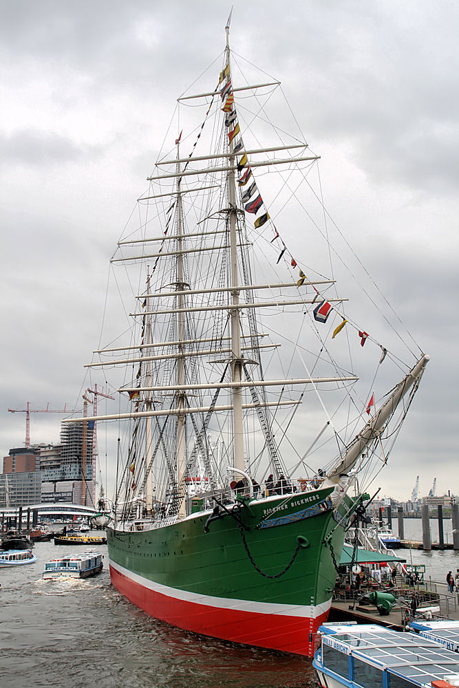 Die Rickmer Rickmers im Hamburger Hafen