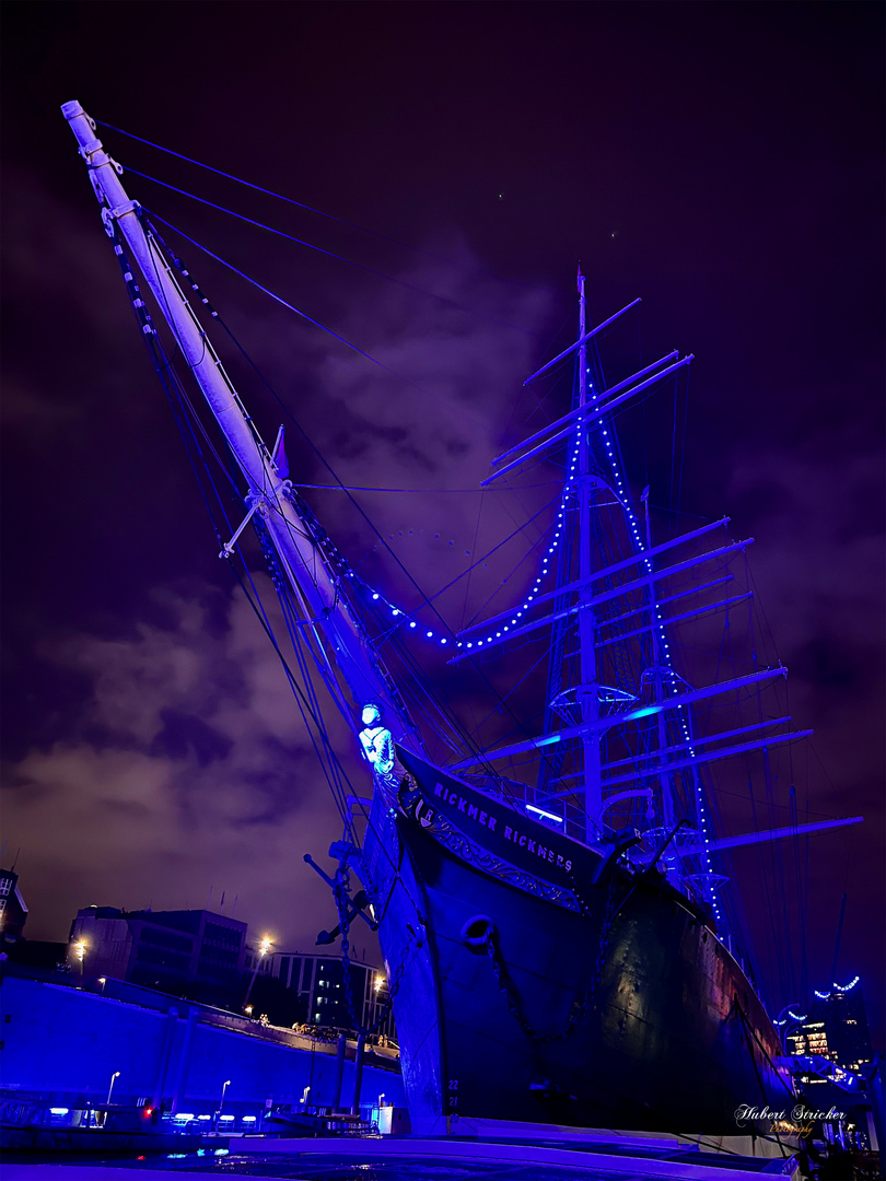 Die Rickmer Rickmers im Hamburger Hafen bei Nacht