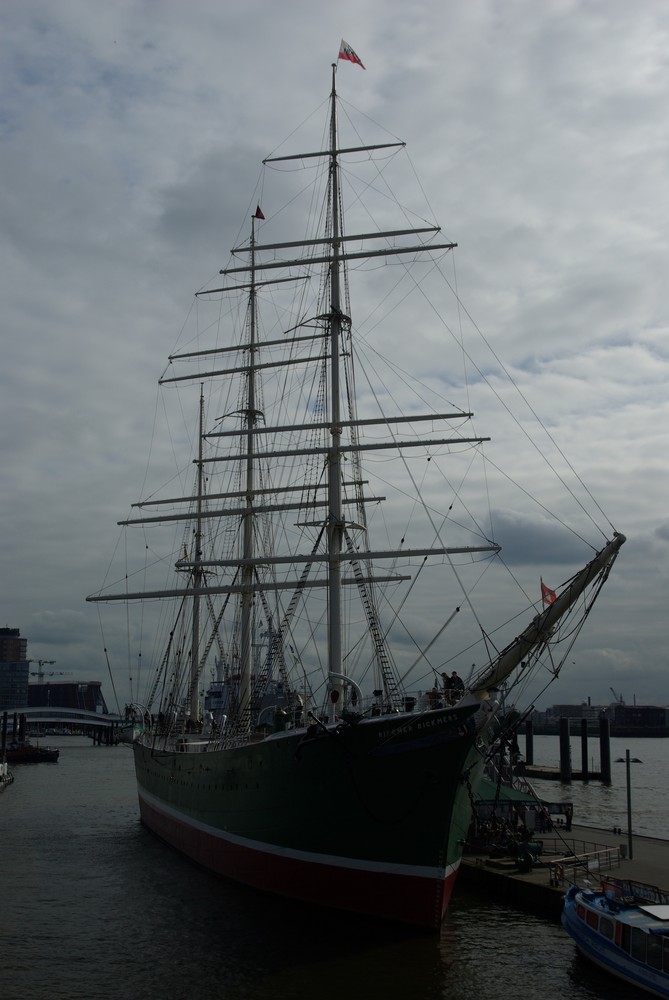 Die RickmerRickmers im Hamburger Hafen