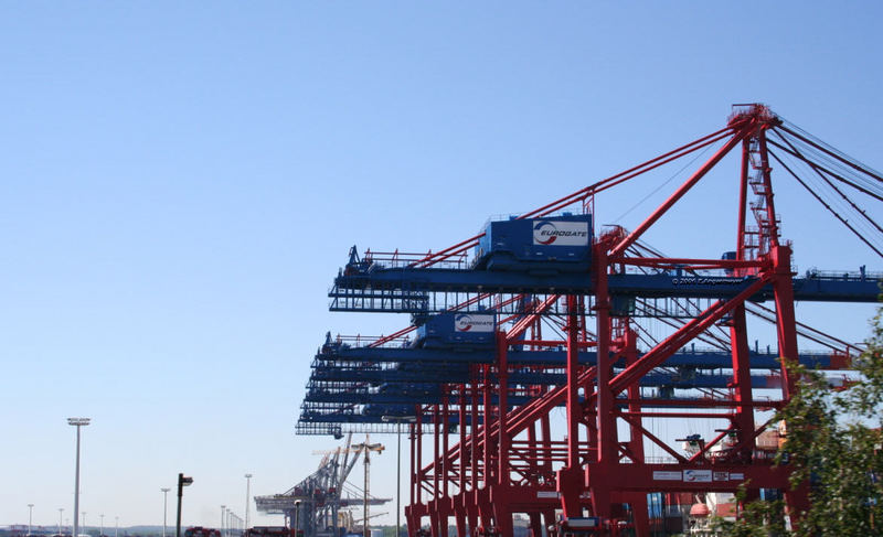 Die Riesen im Container Hafen Hamburg