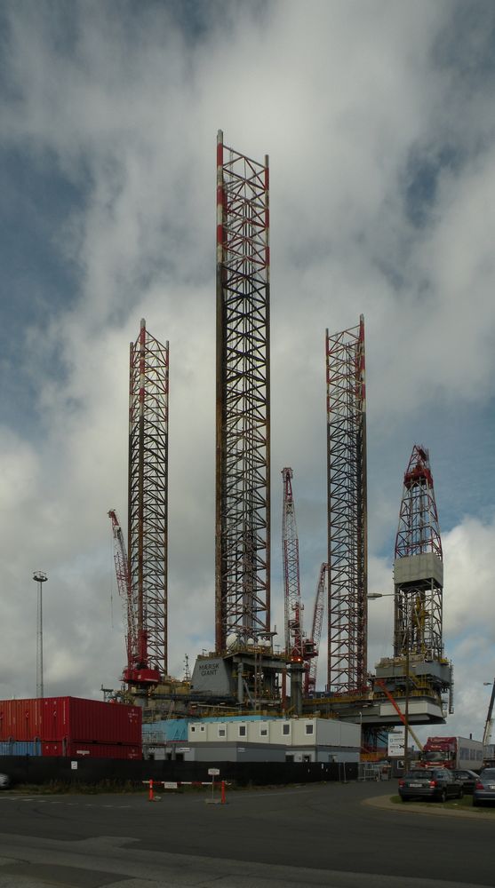 Die riesige Bohrinsel " Maersk Giant" im Hafen von Hirtshals.