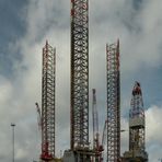 Die riesige Bohrinsel " Maersk Giant" im Hafen von Hirtshals.