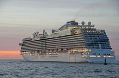 Die riesige "Royal Princess" hat Warnemünde verlassen