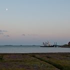 Die Rixwarf auf der Hallig Langeness mit Fähranleger