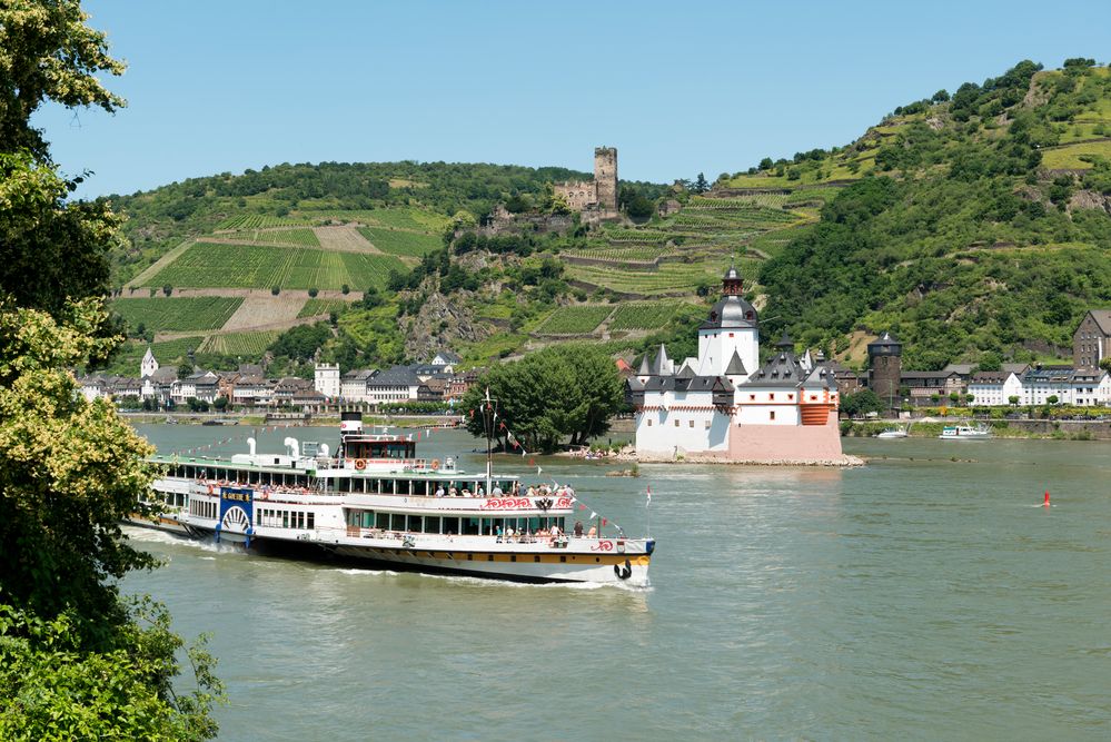 Die RMS GOETHE passiert die Burg Pfalzgrafenstein bei Kaub