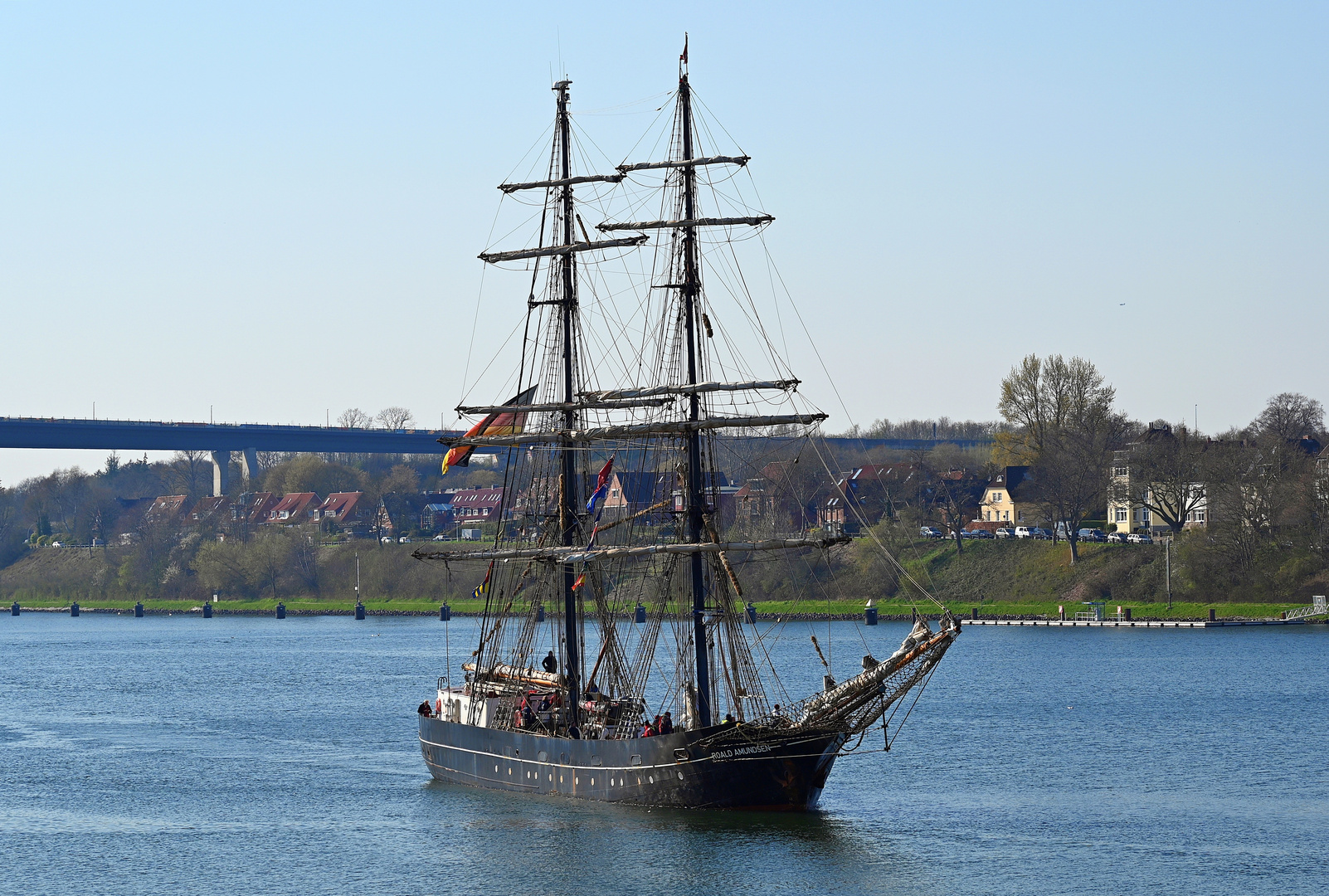 Die ROALD AMUNDSEN vor der Schleuse Kiel Holtenau