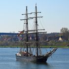 Die ROALD AMUNDSEN vor der Schleuse Kiel Holtenau