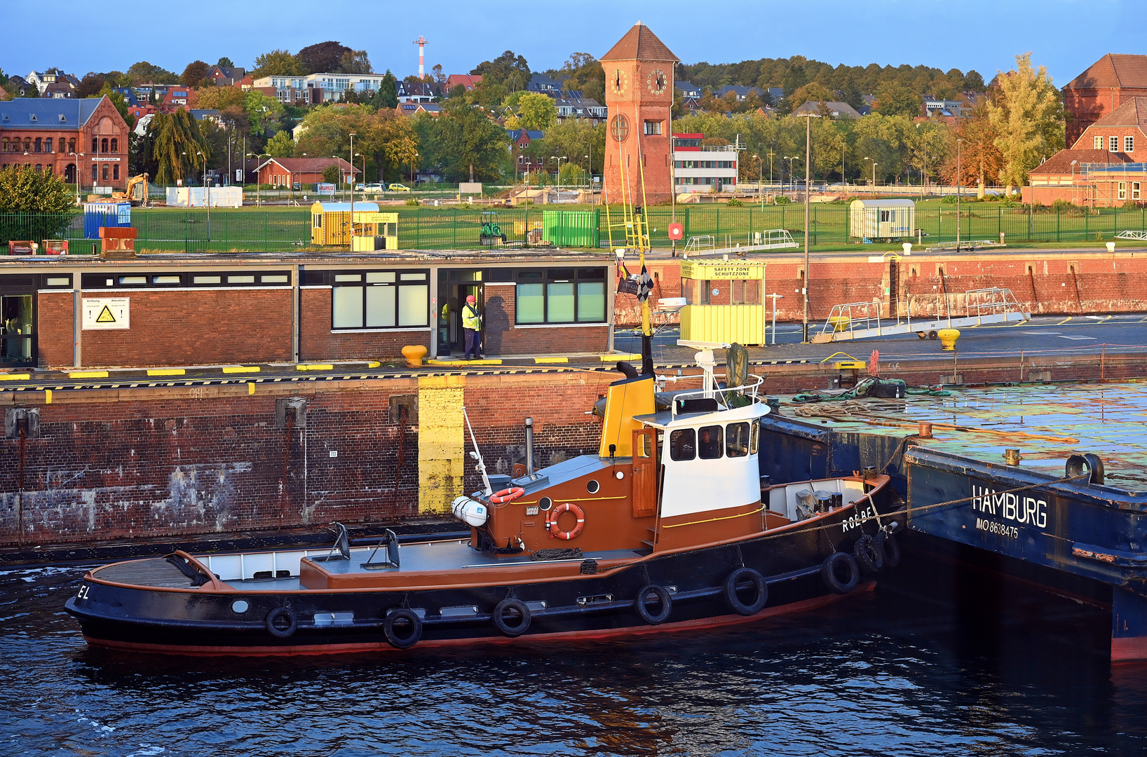 Die ROBBE in der Schleuse Kiel-Holtenau