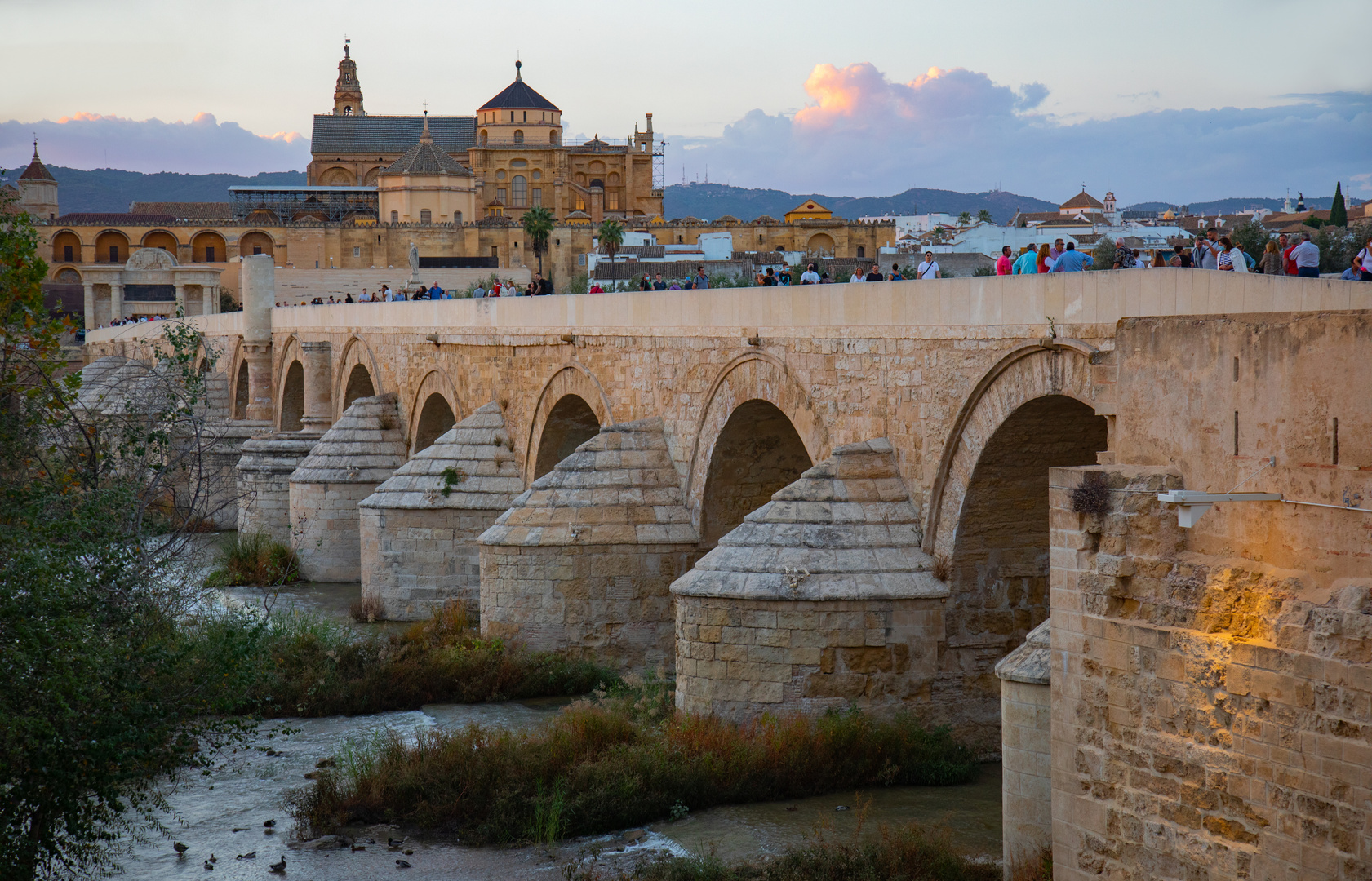 Die Römerbrücke in Córdoba mit der Mezquita