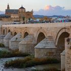 Die Römerbrücke in Córdoba mit der Mezquita