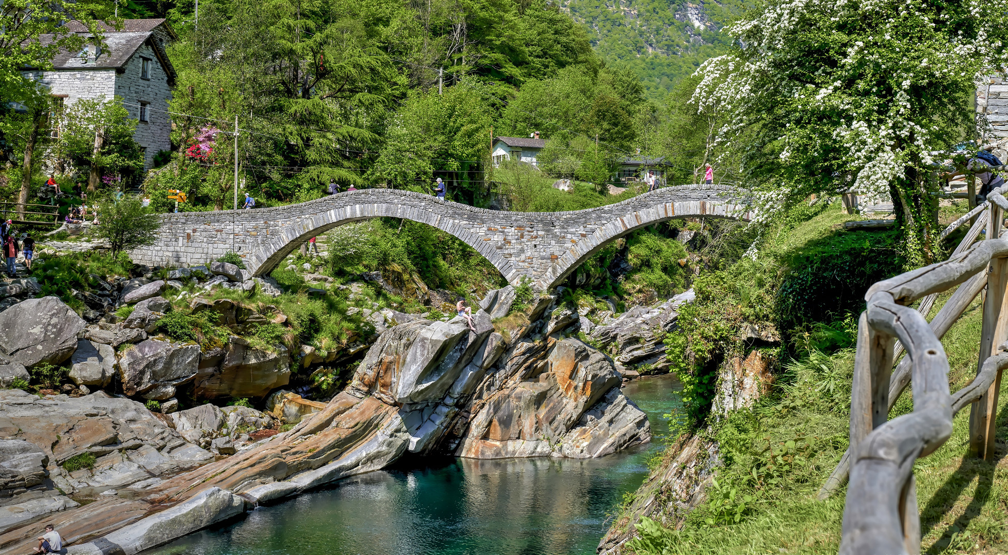  Die Römerbrücke Ponte dei Salti bei Lavertezzo TI