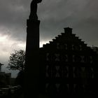 Die römische Wölfin am Römerbrunnen in Köln im Gegenlicht