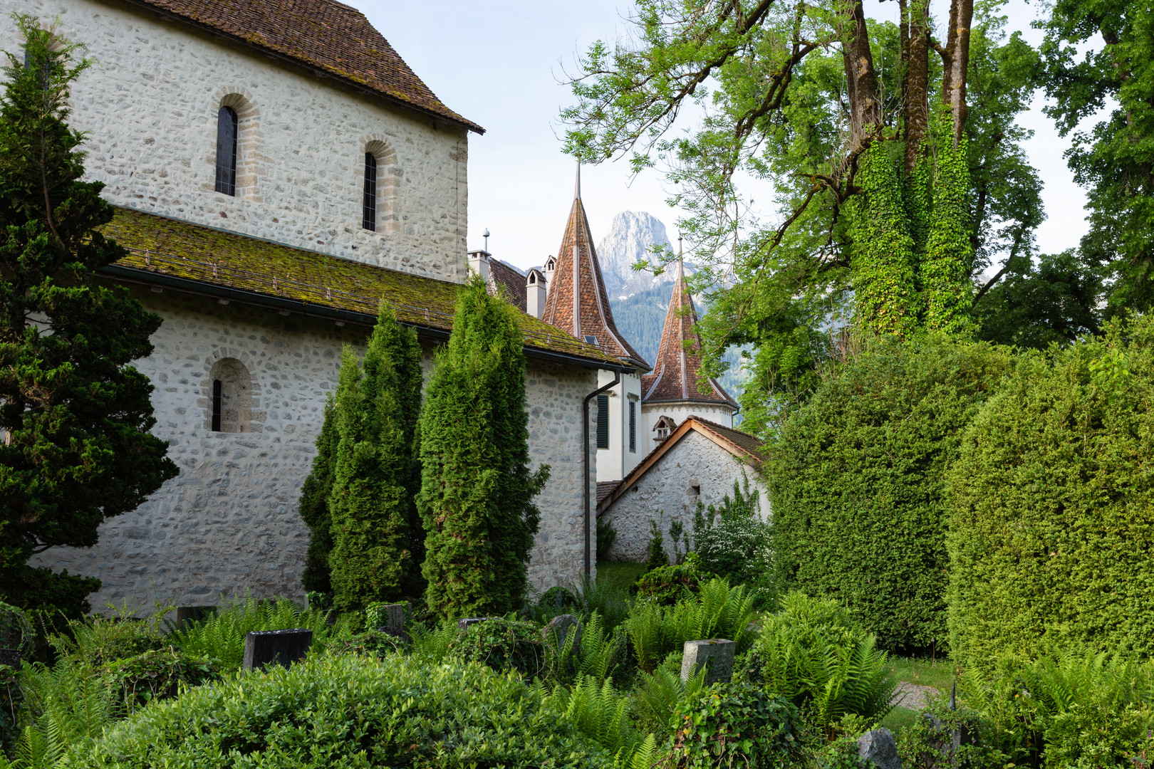 Die romanische Kirche Amsoldingen und der verwunschene, alte Friedhof...