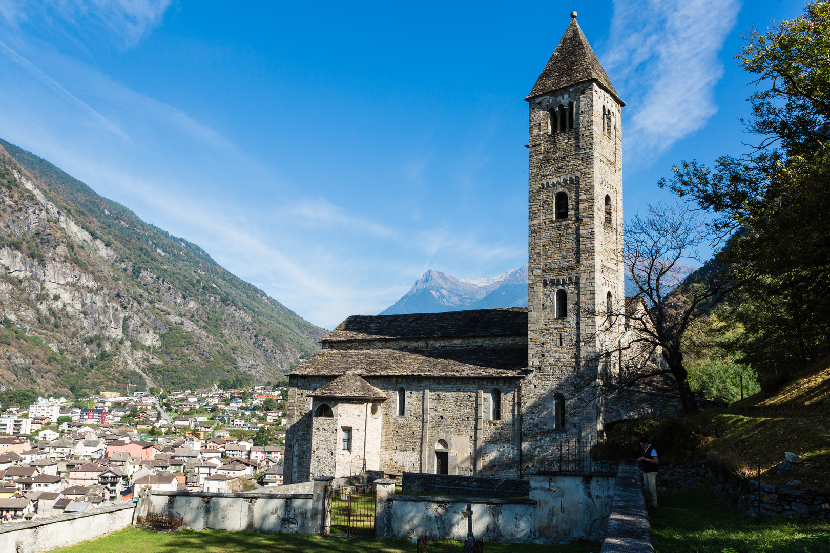 Die romanische Kirche Santi Pietro e Paolo in Biasca... 