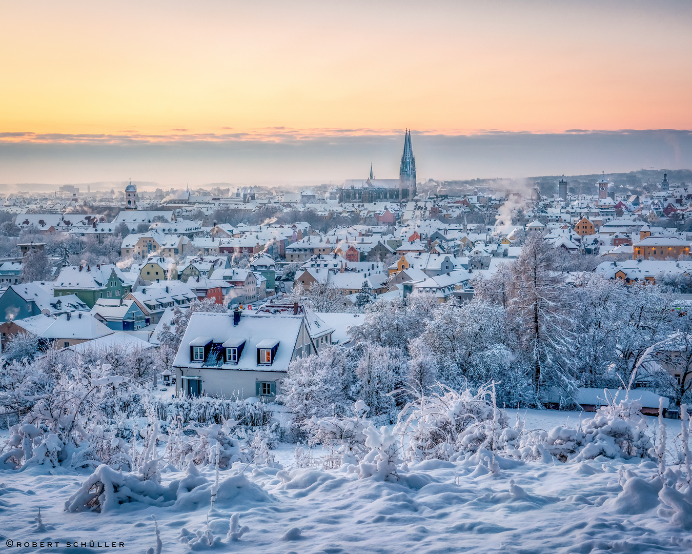 Die romantische Stadt bedeckt mit Schnee