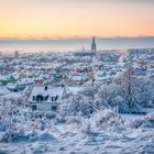 Die romantische Stadt bedeckt mit Schnee