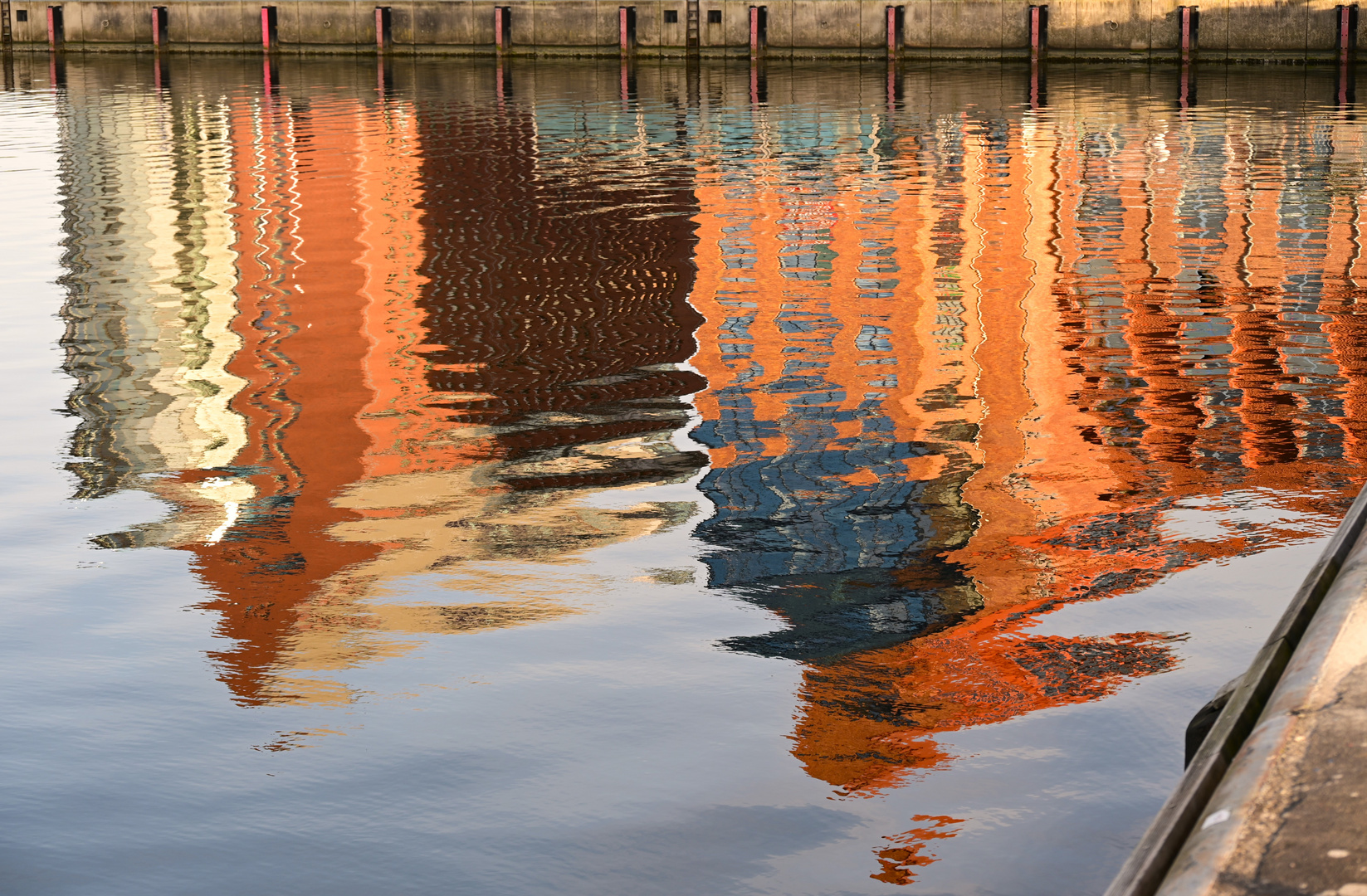 ... die Rostocker Speicher als Aquarell auf der Warnow ...  *;-)