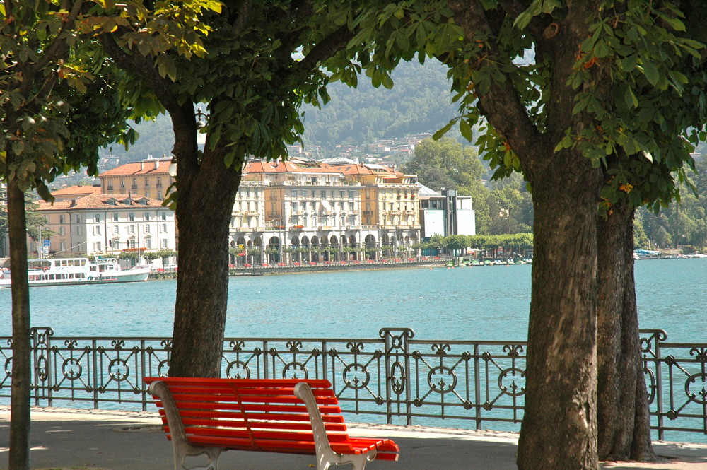 Die rote Bank am See