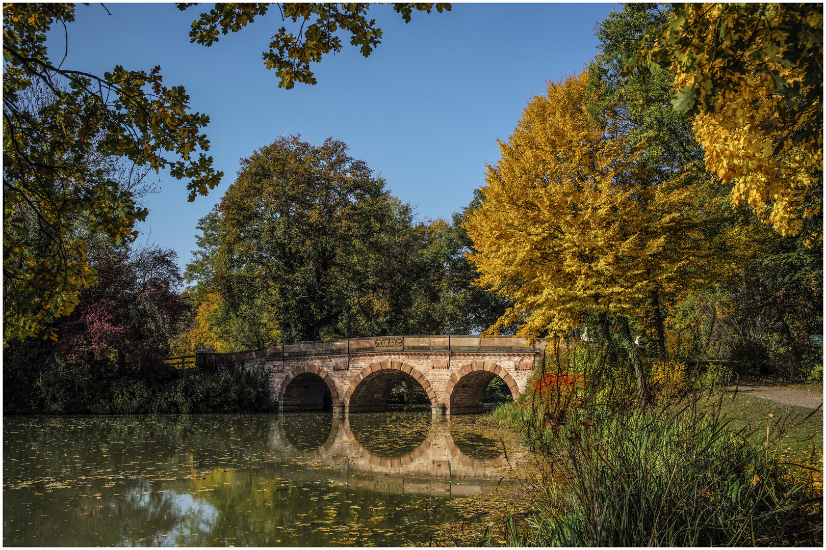 Die Rote Brücke