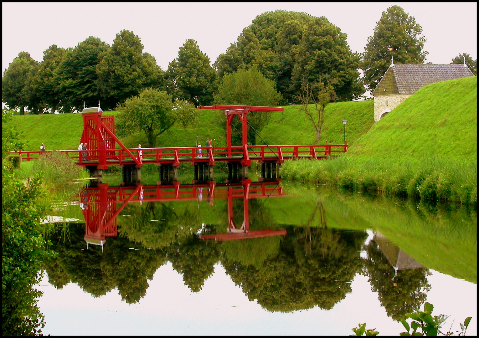 Die rote Brücke