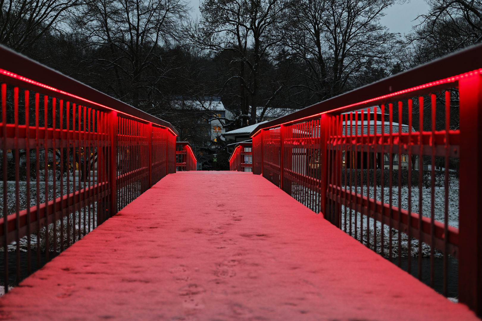 Die rote Brücke