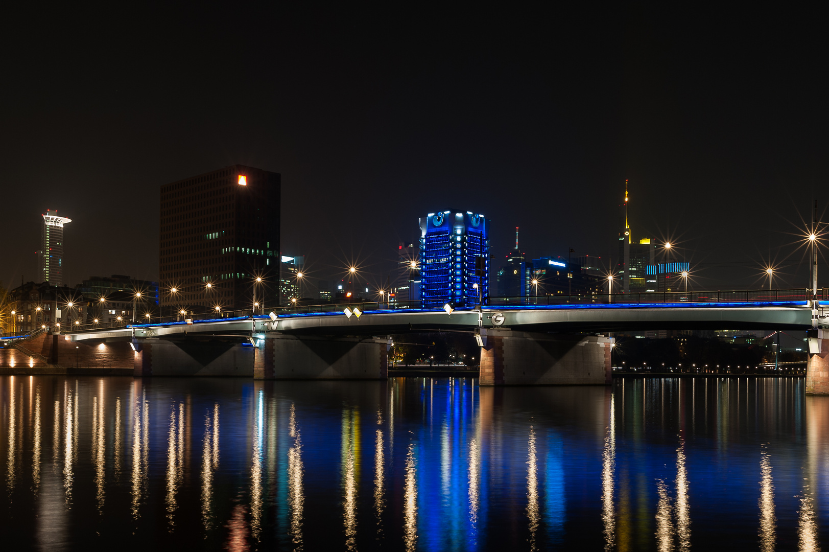 Die rote Brücke am Main