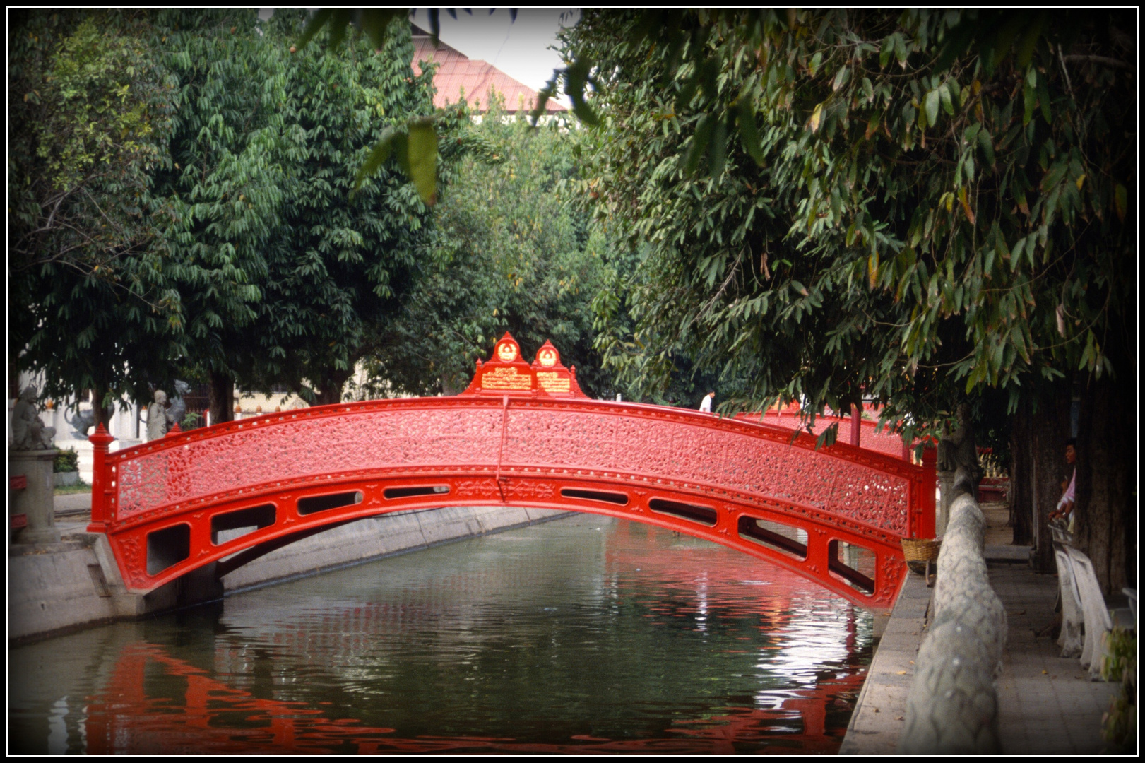 Die rote Brücke