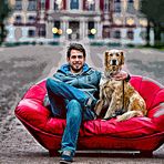 Die rote Couch im Schlosspark