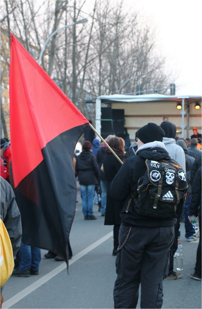 "... die rote Front ... und die schwarze Front ... sind WIR" (bilder zu Texten 79)