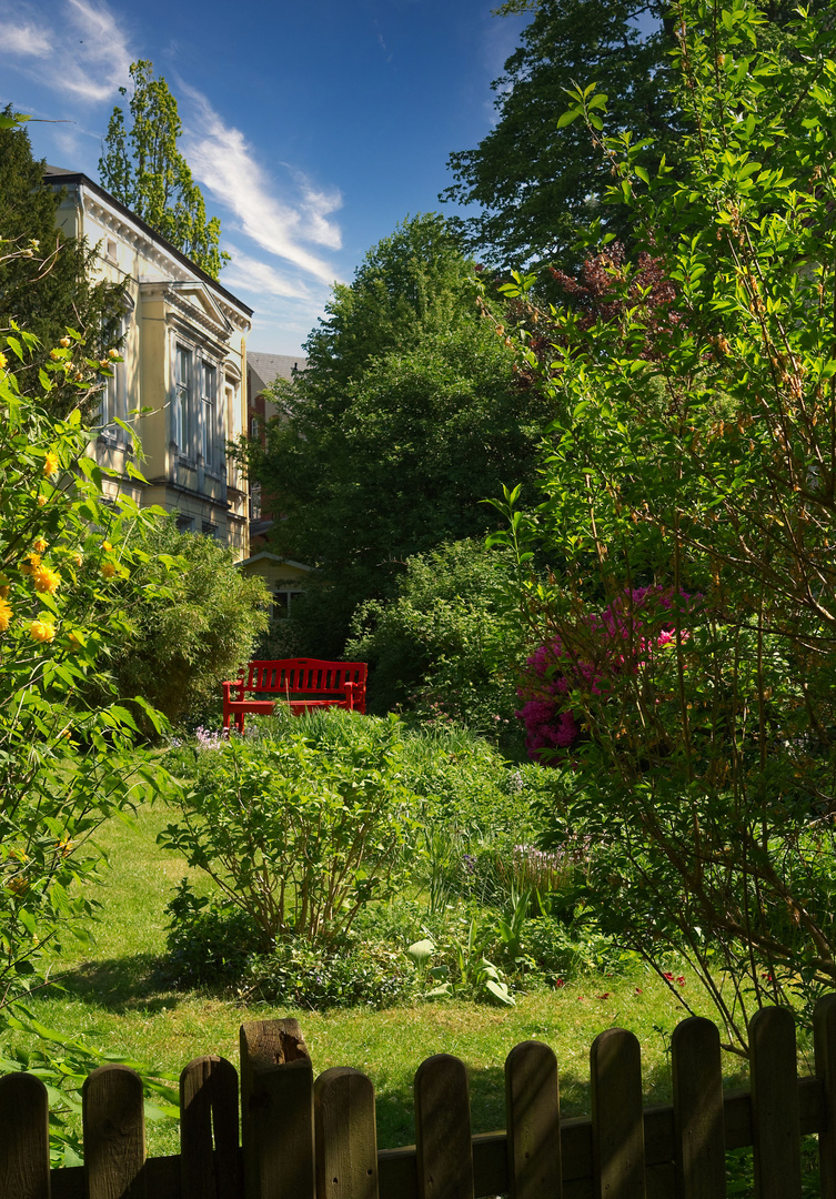 die rote Gartenbank