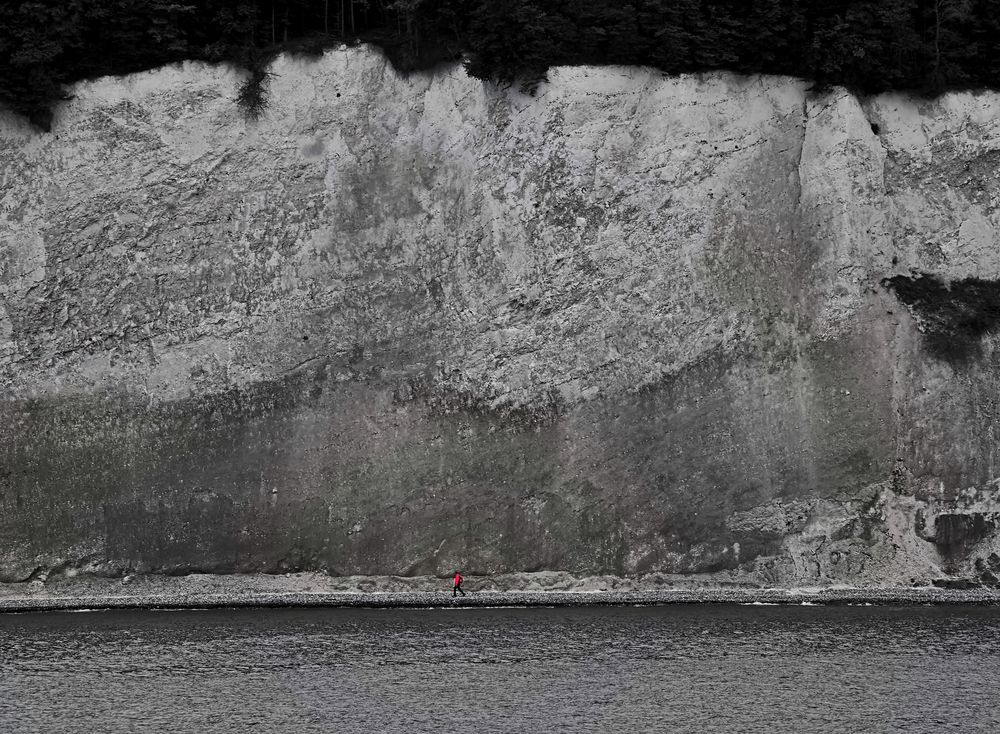 die rote jacke vor der kreideküste rügen ...