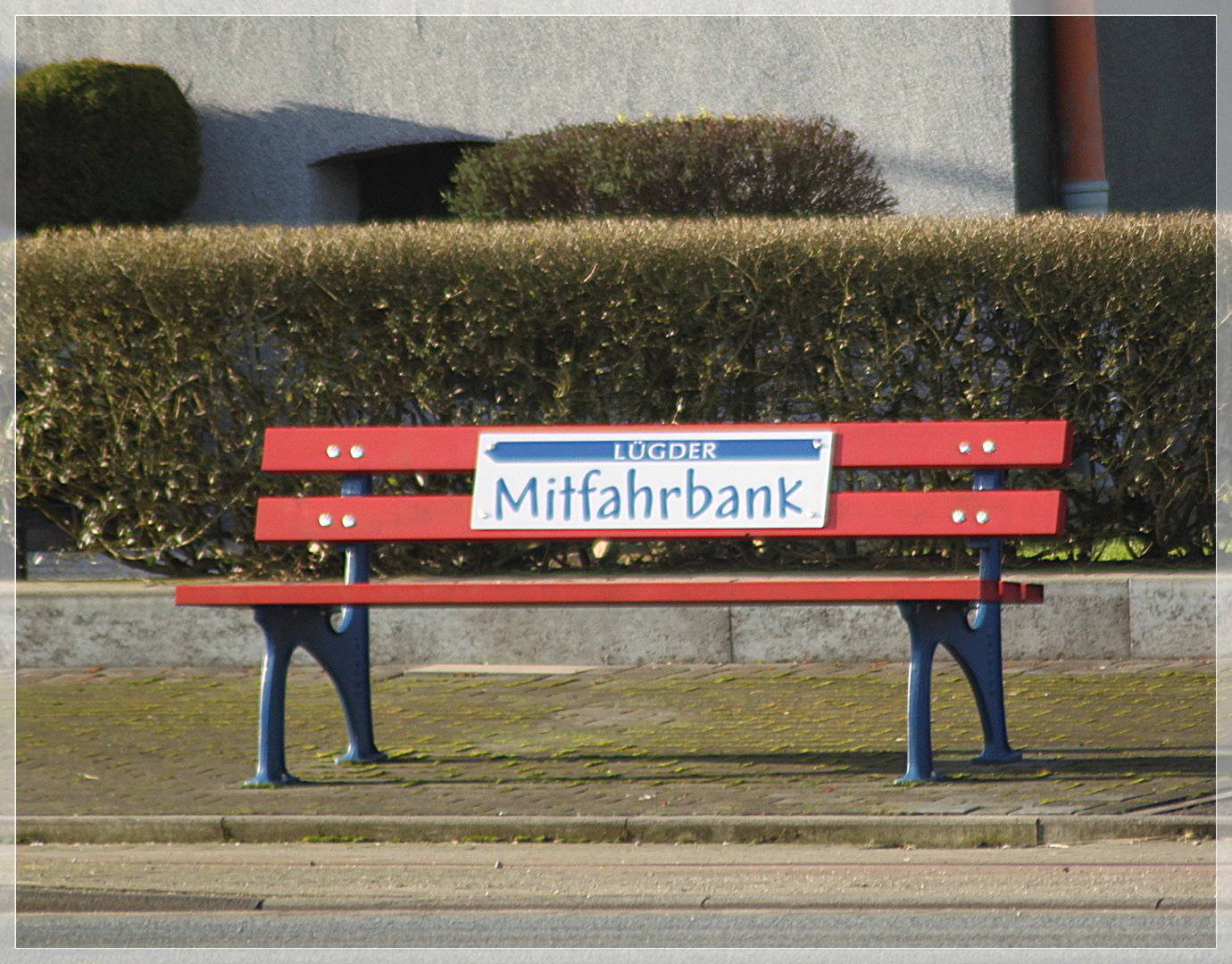 Die rote Mitfahrbank