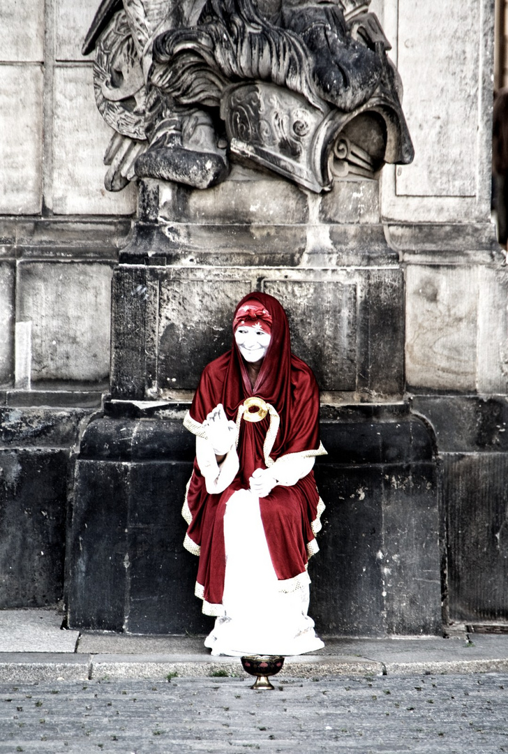 Die rote Robe Foto Bild streetfotografie street Die rote Robe Foto Bild streetfotografie street