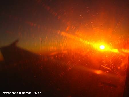 die rote Sonne aus der Flugzeugscheibe