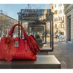 die rote Tasche auf dem Kurfürstendamm