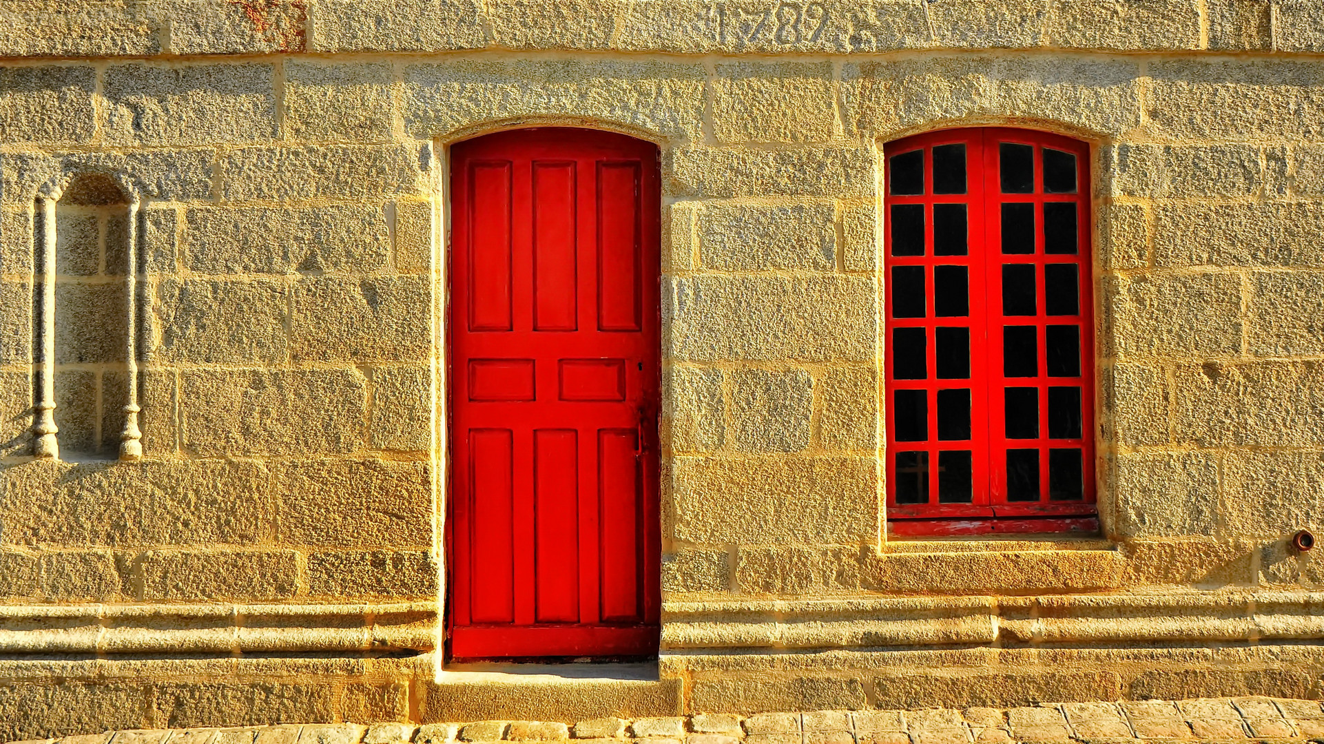 die rote tür mit dem rotem fenster