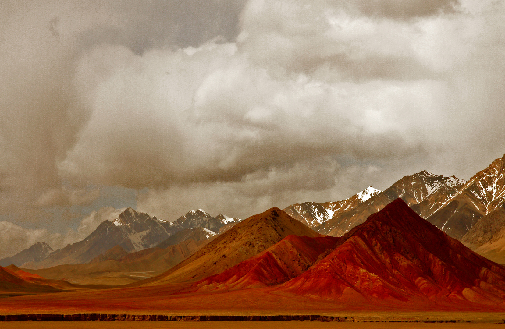 die roten Berge an der chinesisch-kirgisischen Grenze