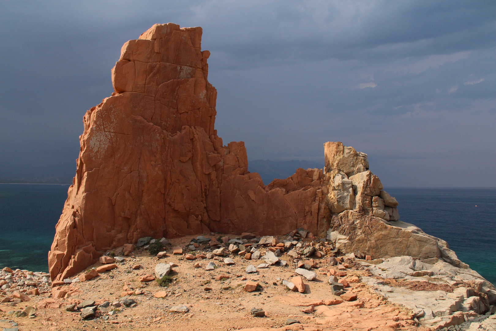 die roten Felsen von Arbatax vor dem Sturm