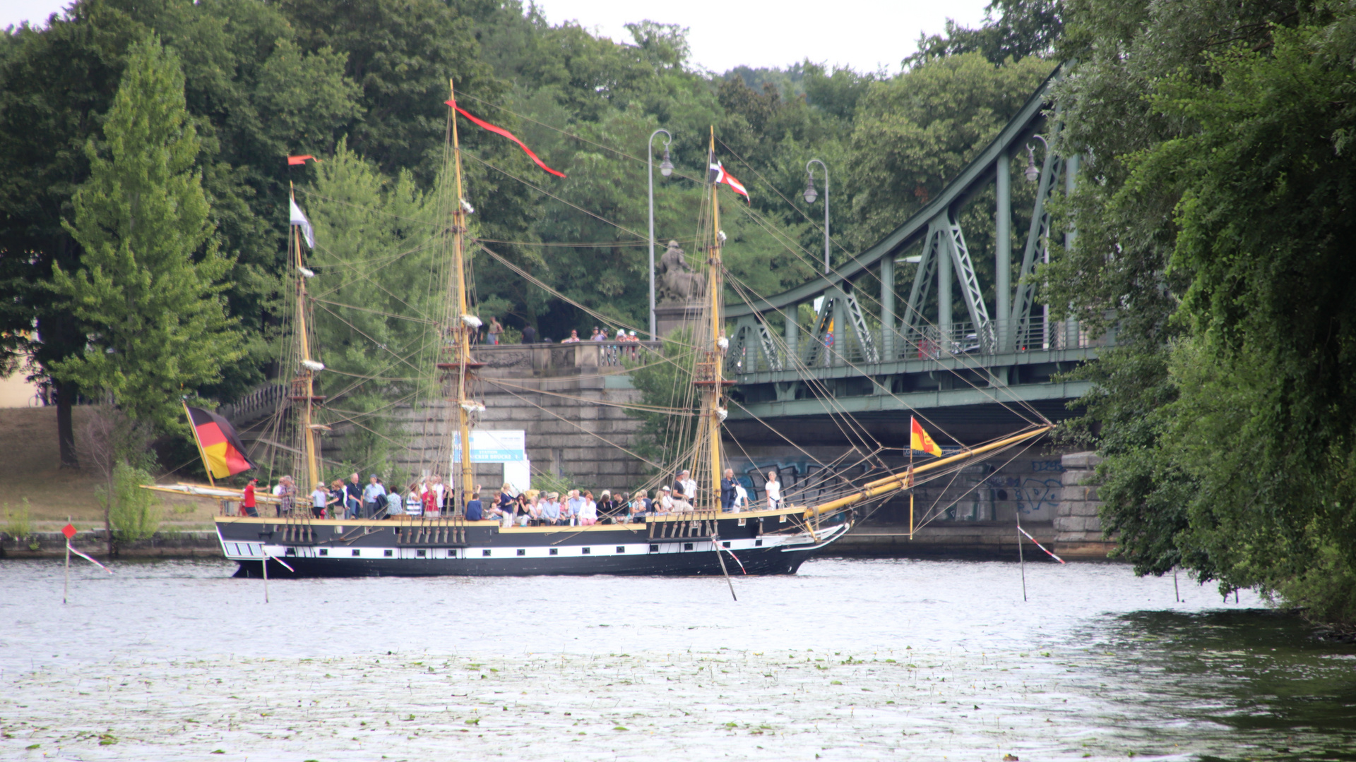 Die Royal Luise hat nun die Glienicker Brücke.....