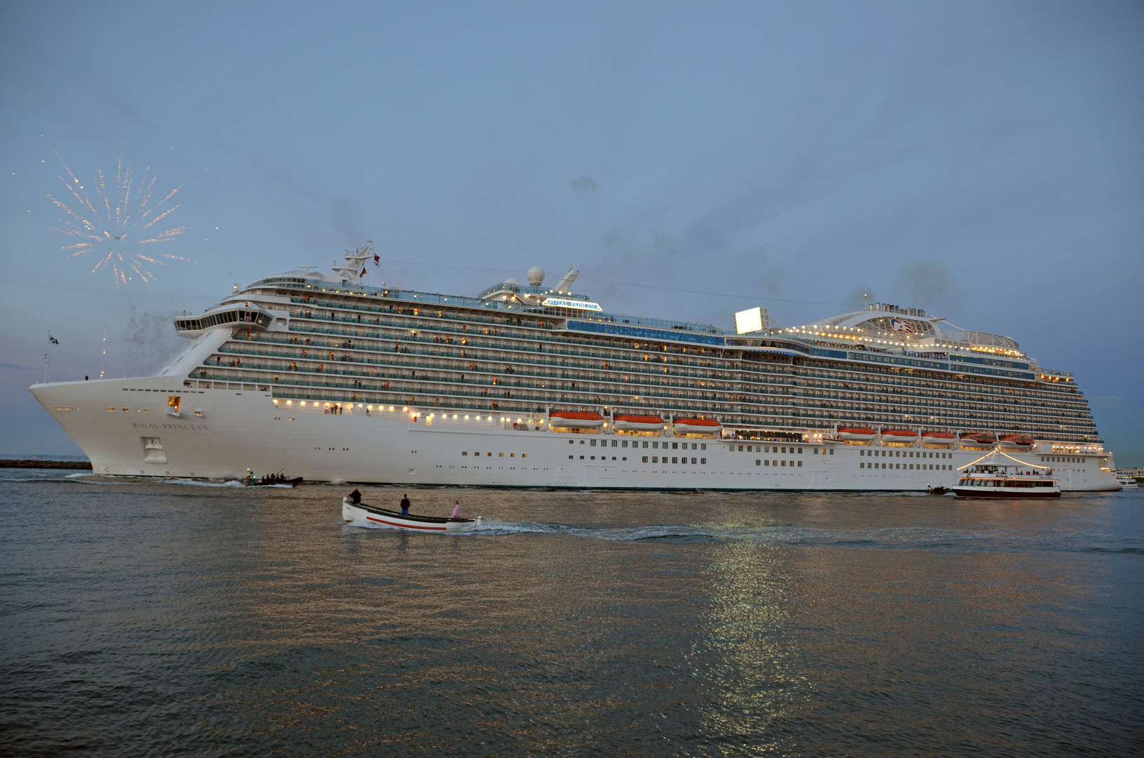 Die "Royal Princess" verlässt Warnemünde mit Feuerwerk