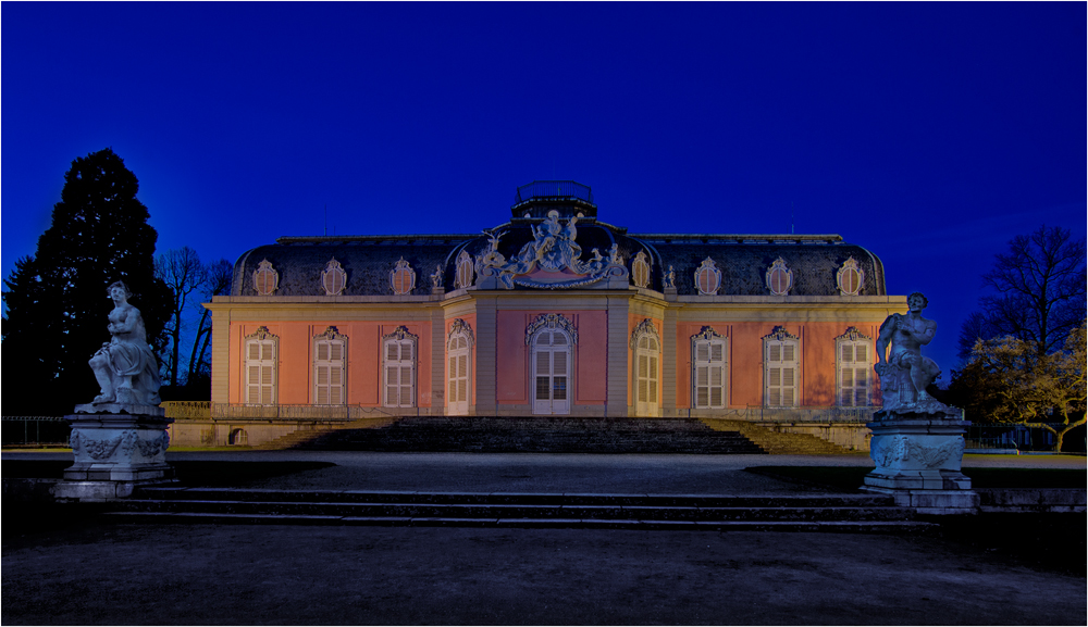 Die Rückseite des Mittelteiles vom Schloss Benrath