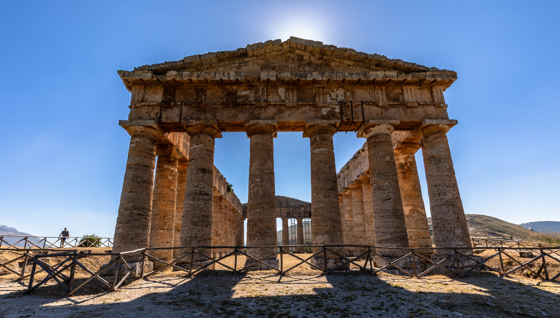 Die Rückseite des Tempel von Segesta im Gegenlicht 