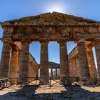 Die Rückseite des Tempel von Segesta im Gegenlicht 