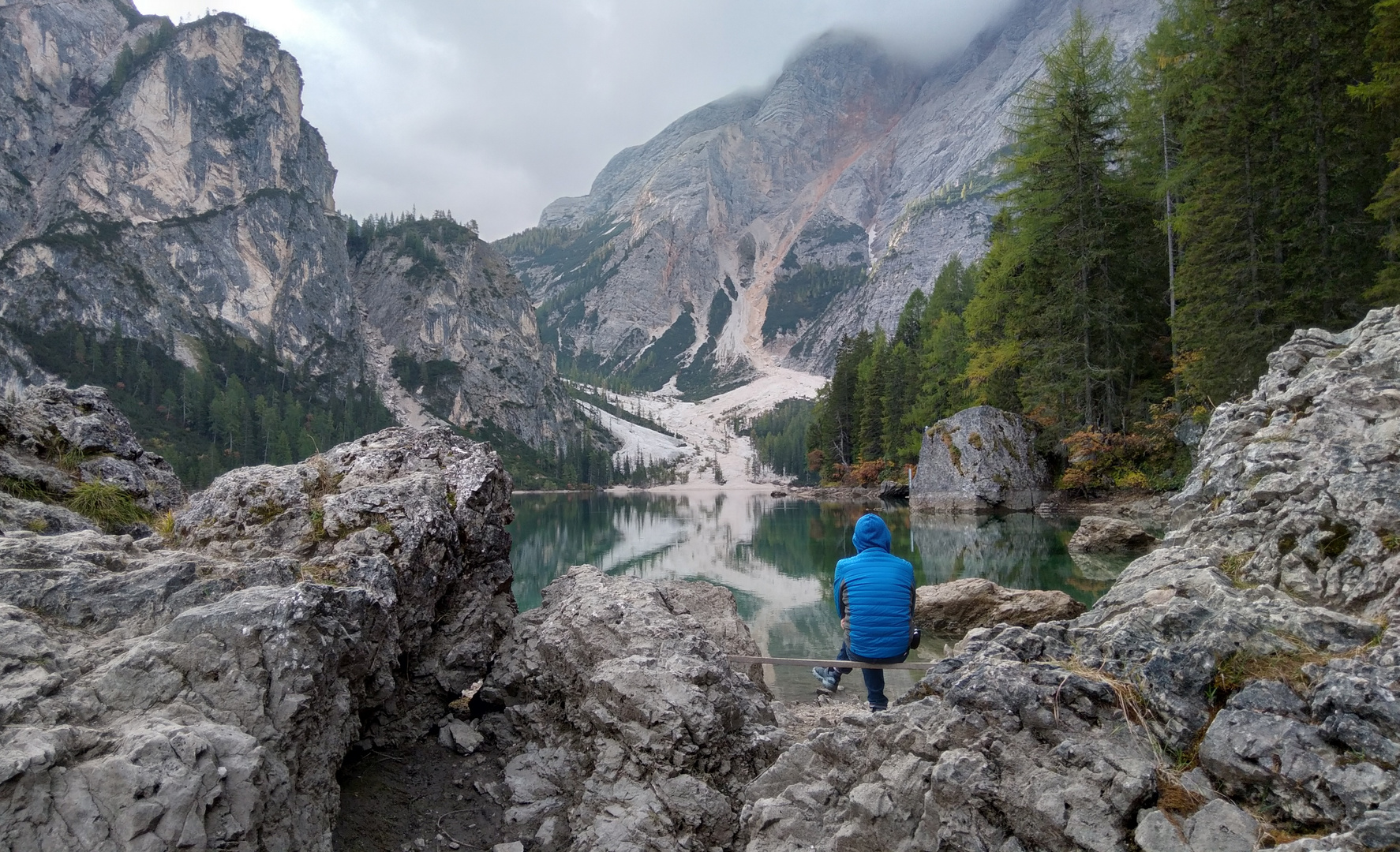 Die Ruhe am Bergsee genießen