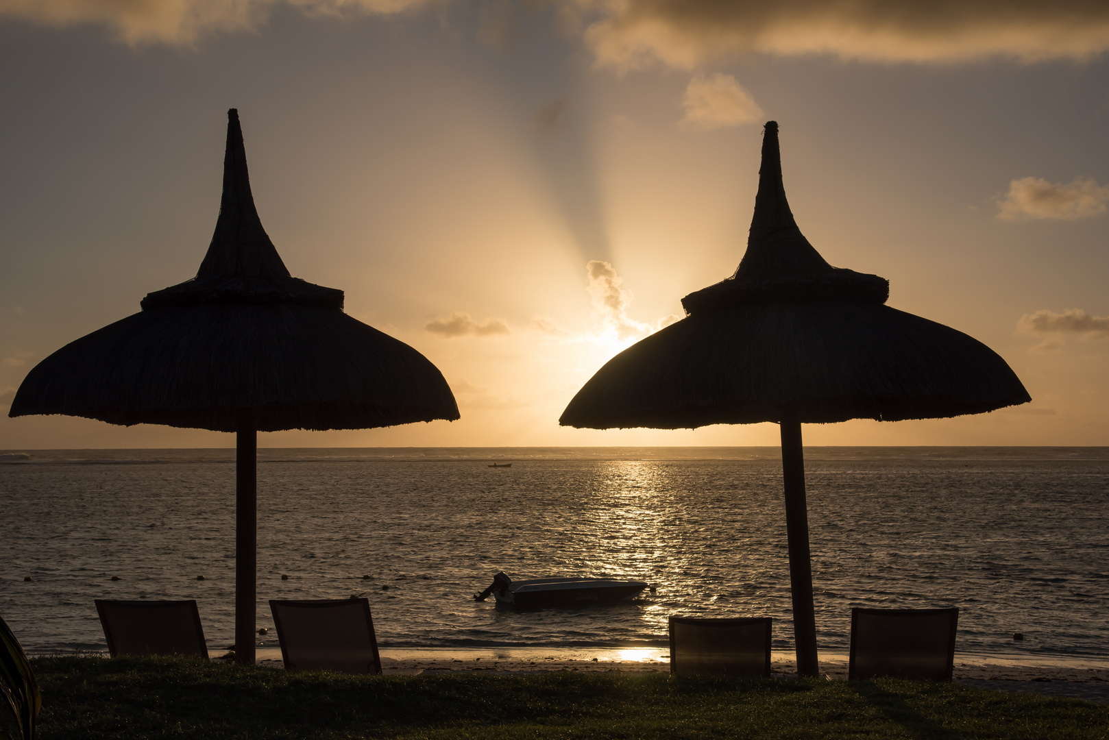 Die Ruhe beim Sonnenaufgang am Strand