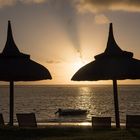 Die Ruhe beim Sonnenaufgang am Strand