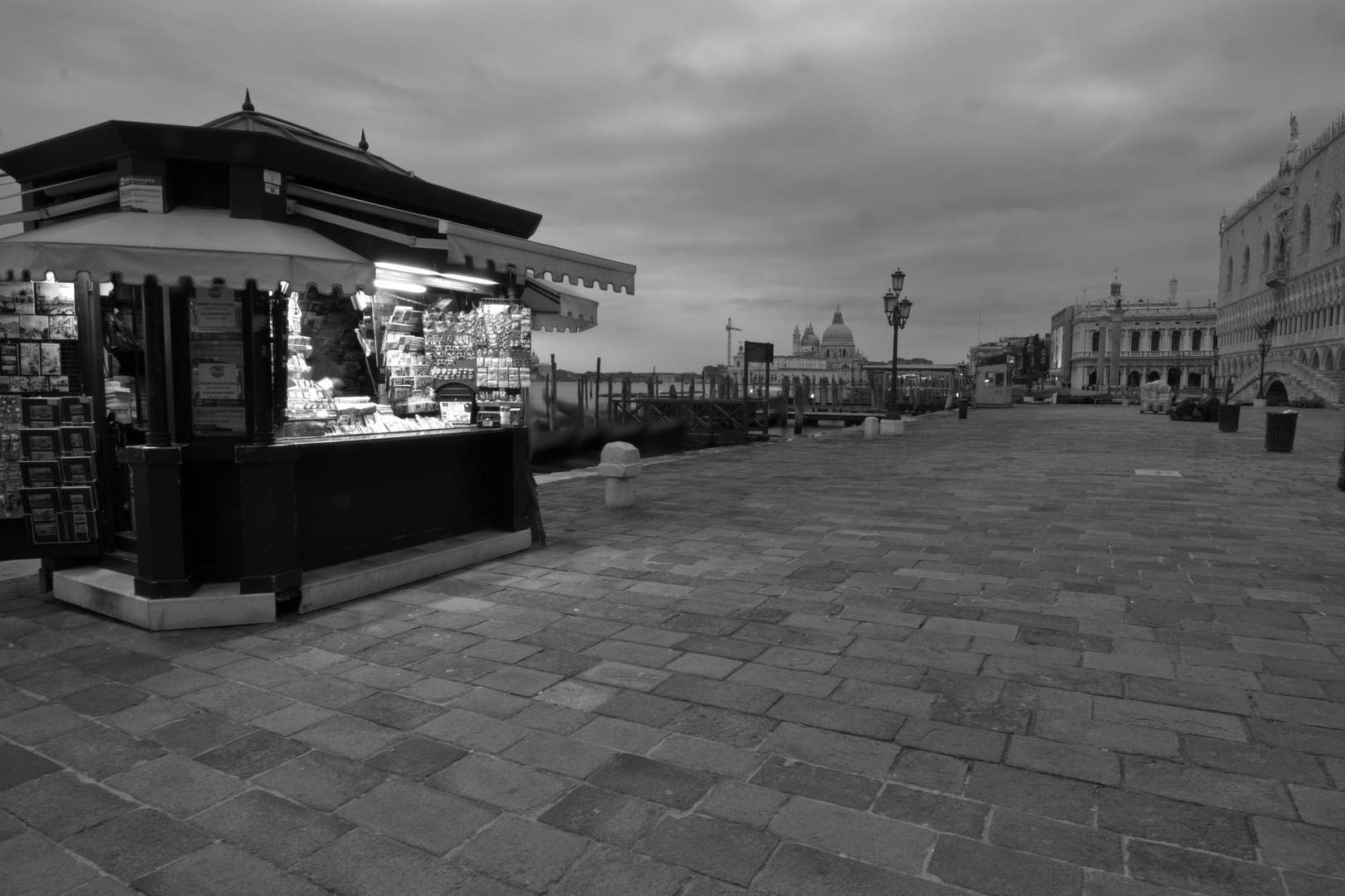 Die Ruhe vor dem Sturm.. Südufer des Piazza San Marco um kurz vor sieben