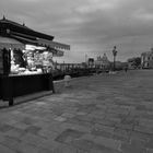 Die Ruhe vor dem Sturm.. Südufer des Piazza San Marco um kurz vor sieben