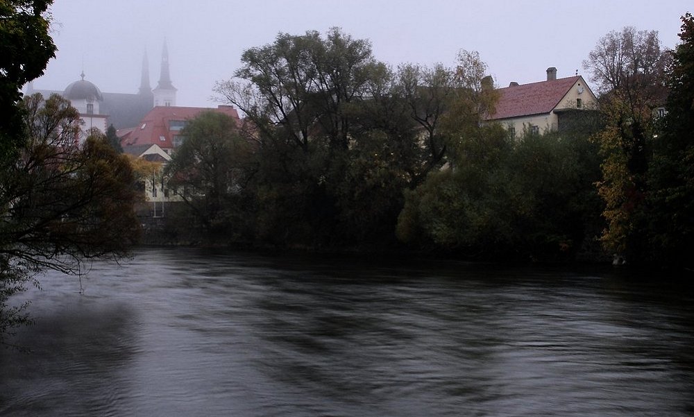 Die ruhige Bahn des frühen Morgens [Leoben Night & Day]