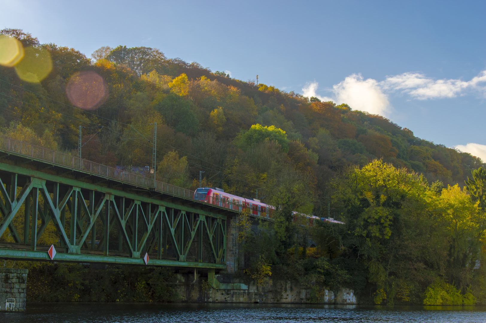 Die Ruhr mit der Ruhrtal-Bahn-Brücke bei Kettwig Oberwasser